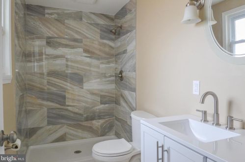 4 Guenever Dr, New Castle DE  19720-2923 exterior