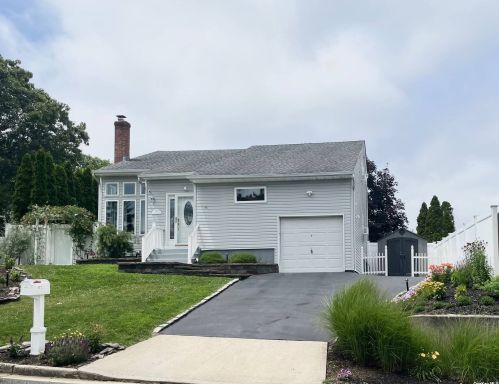172 11th Ave, Holtsville, NY 11742-2396