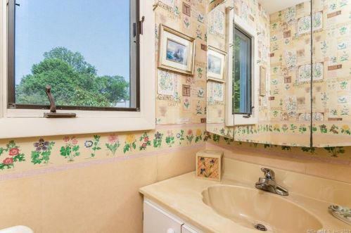 18 Wayland Rd, Milford CT  06460-4534 exterior