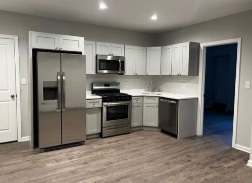 14 19th St, Bayonne, NJ 07002-4408