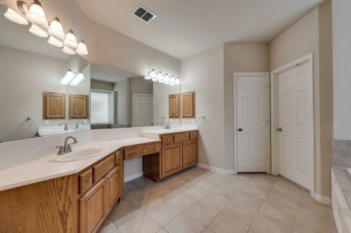 3604 Leanne Dr, Lewisville TX  75022-0962 exterior