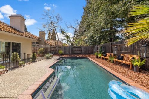 186 Baurer Cir, Folsom CA  95630-6786 exterior