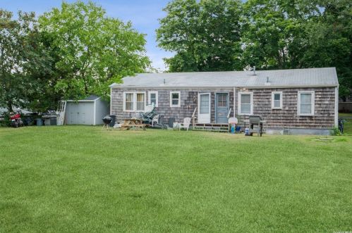 1305 Beach Rd, Greenport, NY 11944-2425
