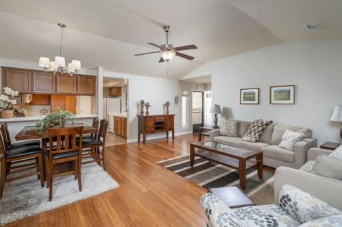 19032 Avenue Of The Oaks, Santa Clarita CA  91321-1444 exterior