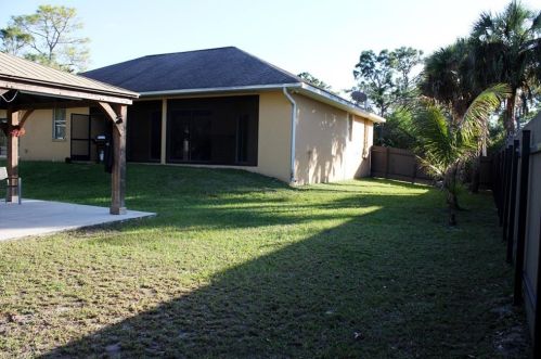 709 Connecticut Ln, Lehigh Acres FL 33936-7803 exterior