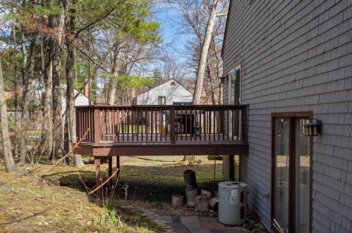 8 Kipford Way, Nashua NH 03063-1504 exterior