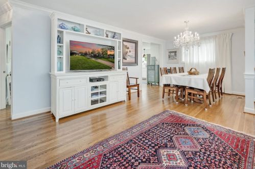 6917 Kingwood Dr, Falls Church VA  22042-3809 exterior