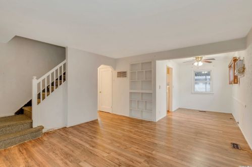 913 Merillon Ave, Westbury NY  11590-6112 exterior