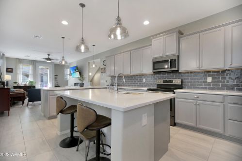 1669 Bridgeport Pkwy, Gilbert, AZ 85295-6018