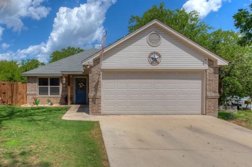 907 1st St, Weatherford, TX 76086-1901