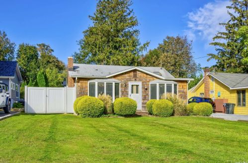 24 Grand Ave, Northport, NY 11768-1216