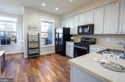 13034 Taxi Dr, Woodbridge, VA 22193-6119
