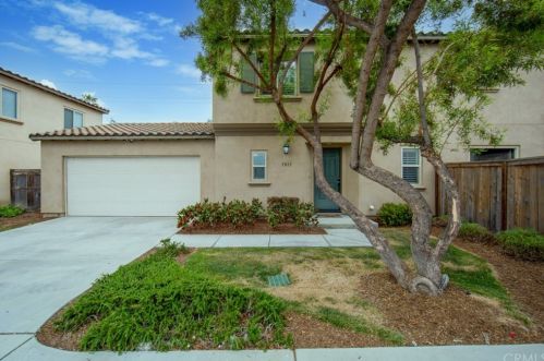 7011 Windmill Ln, Paramount, CA 90723-3815