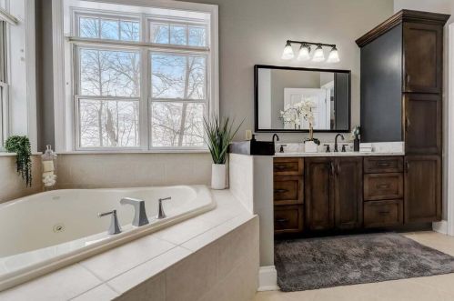 1947 Southwood Trl, West Bend WI  53090-8971 exterior