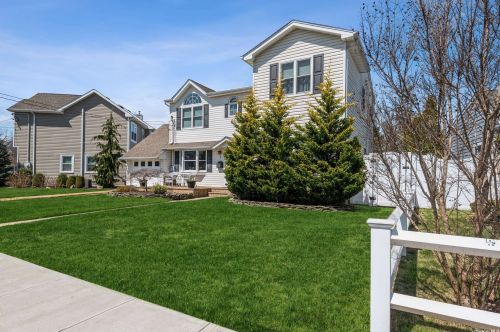 2 Bacon Ln, Babylon, NY 11702-2402