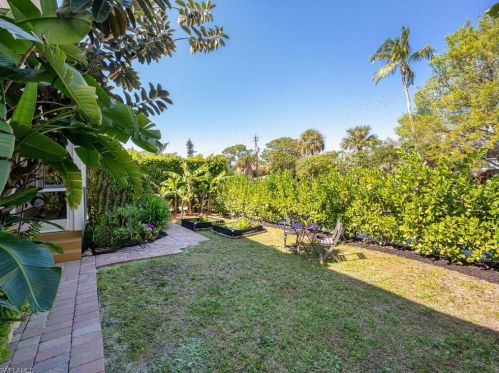 2840 Lakeview Dr, Naples, FL 34112-5845