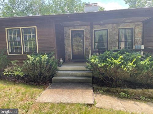 357 Pleasant Valley Dr, Lost City, WV 26810-8477