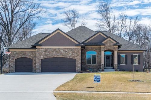 542 Chestnut Dr, Robins, IA 52328-4704