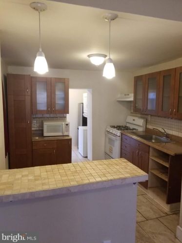 2041 Manton St, Philadelphia PA  19146-4327 exterior