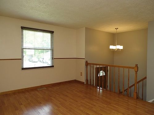2043 Southwell Dr, Library, PA 15129-8875
