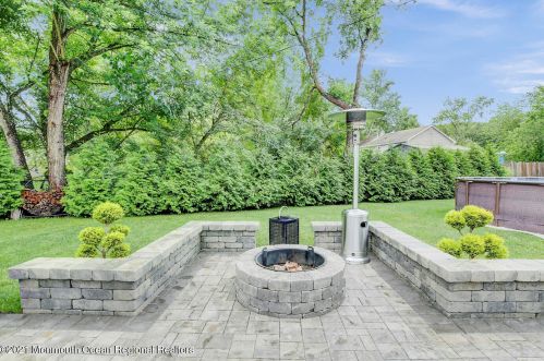 4 Windsor Ct, Jackson Twp NJ  08527-1214 exterior