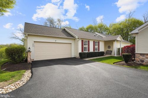 1906 Hunters Cir, Glen Mills, PA 19342-2233