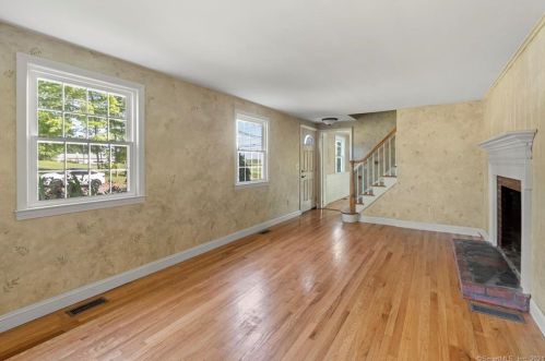 1 Barn Hill Rd, Bloomfield CT  06002-1218 exterior