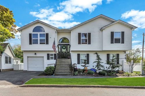 66 Willis Ave, Amityville, NY 11701-2938