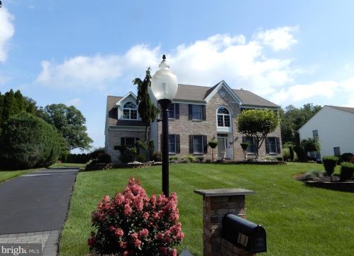 11 Swallow Rd, Southampton, PA 18966-1951