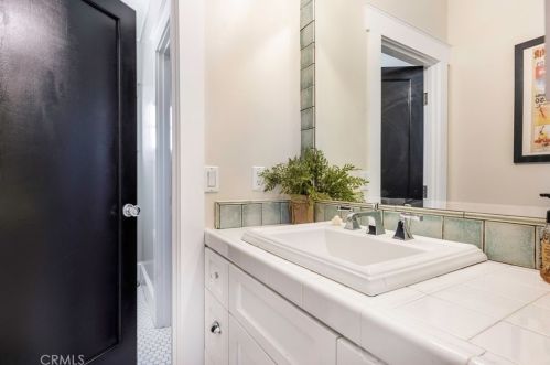 5250 Appian Way, Long Beach CA  90803-1901 exterior