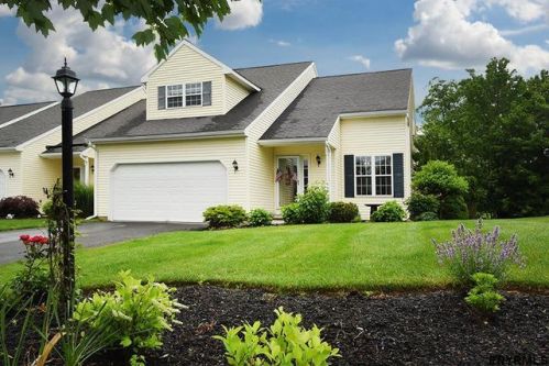 17 Fairway Dr, Mechanicville, NY 12118-3531