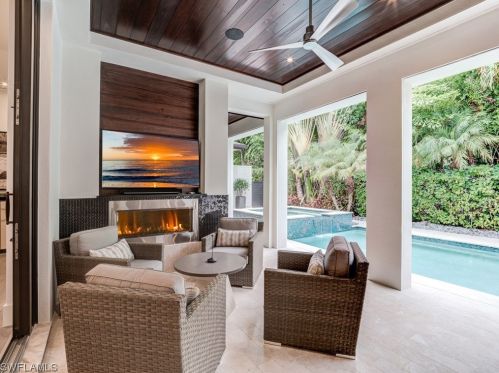 336 1st Ave, Naples FL  34102-5905 exterior