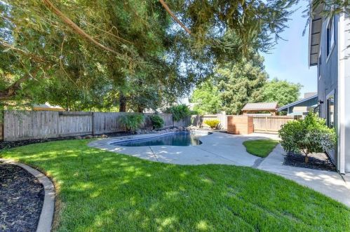 9262 Mapleview Way, Elk Grove CA  95758-5007 exterior