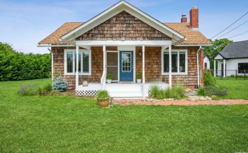 11 Bay Ave, Eastport, NY 11941-1309