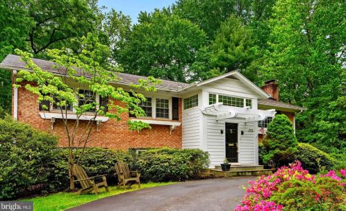 2438 Caron Ln, Falls Church, VA 22043-3213