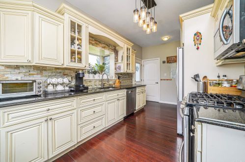 88 Doges Promenade, North Lindenhurst NY  11757-6405 exterior