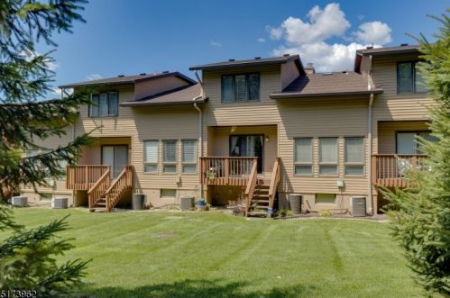 61 Woodland Dr, West Paterson NJ  07424-3707 exterior