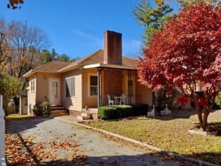 1927 Arlington Pl, Hendersonville, NC 28791-2103