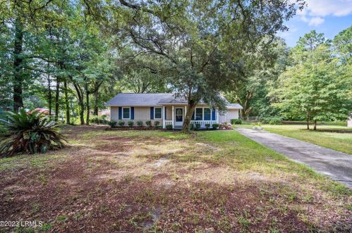 7 Buck Rd, Beaufort, SC 29907-1319