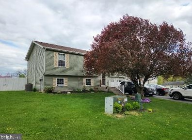 18 Arctic Ave, Hedgesville, WV 25427-6259