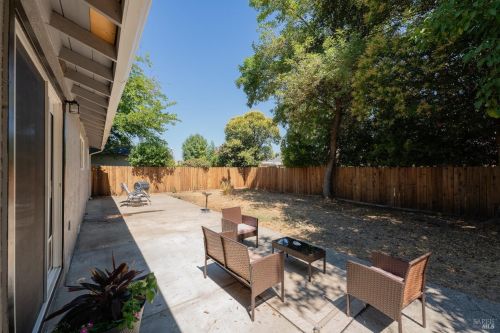 525 Oak Manor Dr, Ukiah CA  95482-5121 exterior