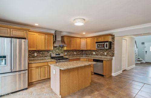 317 Pine St, Middletown NJ  07748-5545 exterior