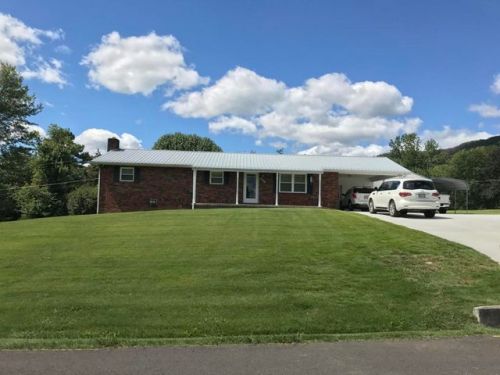 920 Hilltop Dr, Jacksboro, TN 37757-2037