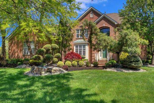 32 Scarlet Dr, East Freehold, NJ 07728-9328