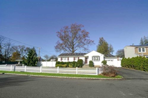 185 Young St, Babylon, NY 11704-2924