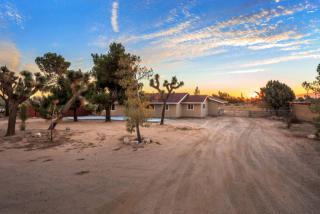 10567 6th Ave, Hesperia, CA 92345-2331