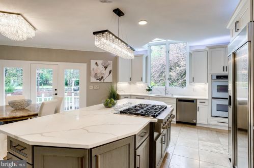 10108 Nedra Dr, Great Falls VA  22066-2835 exterior