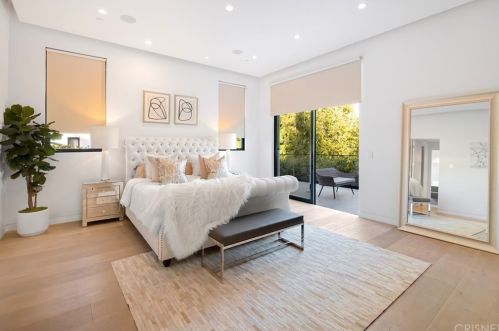 15245 Greenleaf St, Van Nuys CA 91403-4010 exterior