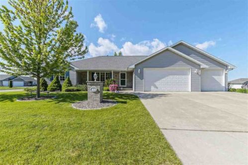 180 Robin Ln, Luxemburg, WI 54217-1391