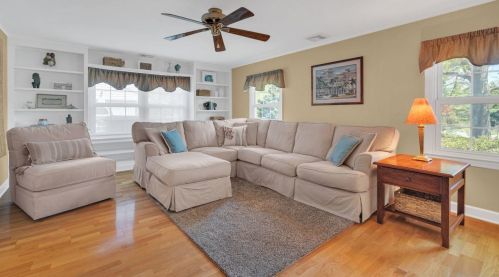 33 Pelican Rd, Middletown NJ  07748-3237 exterior